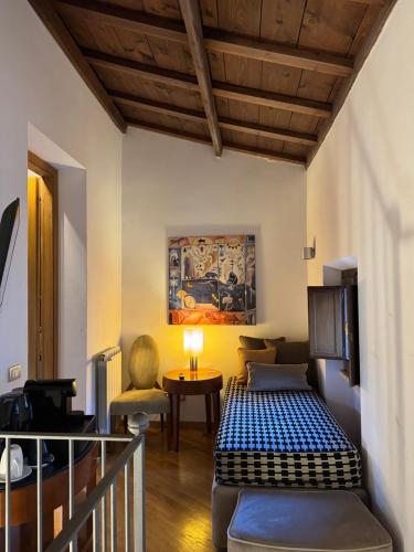 Un dormitorio con una cama y una mesa con una lámpara. en St. Peter' Six Rooms & Suites, en Roma