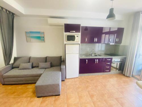a living room with a couch and a kitchen at Vv Faro in Puerto de Mogán