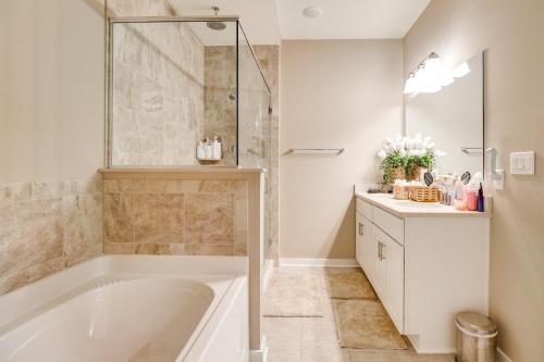 Koupelna v ubytování 7 Mi to Boyce Park Family Townhome in Verona!