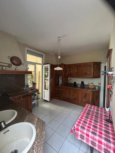 a kitchen with a sink and a counter top at Chez Jules in Chalon-sur-Saône