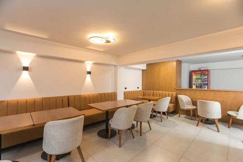 メデジンにあるHotel Balcones del Estadioの部屋にテーブルと椅子があるレストラン