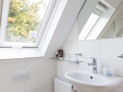 een badkamer met een wastafel en een raam bij Ferienwohnung Studio Casa in Delecke