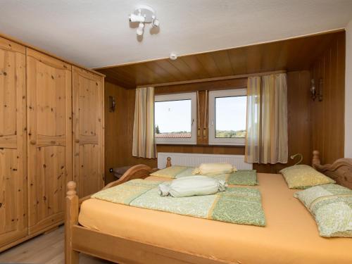 twee bedden in een slaapkamer met twee ramen bij Ferienwohnung Studio Casa in Delecke