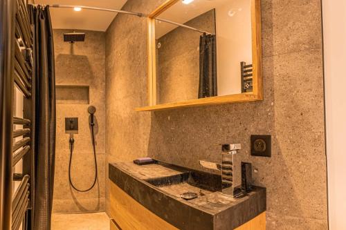 ein Badezimmer mit Waschbecken und Dusche in der Unterkunft Chalet Louisette luxe, Bain Nordique, 3 Vallées -Navette privée in Saint-Jean-de-Belleville