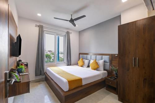 a bedroom with a large bed and a window at Hotel Travana Stay at Pitampura in New Delhi