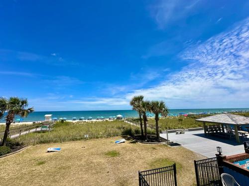 una vista di una spiaggia con palme e l'oceano di Private Carolina Beach Retreat with Ocean Views! a Carolina Beach