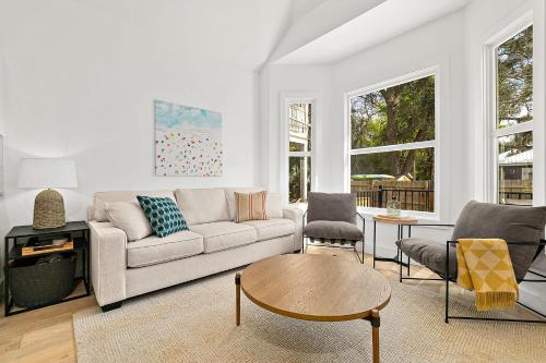 Posezení v ubytování Haven Tiny House - Pool, Walk to Downtown