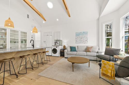 Posezení v ubytování Haven Tiny House - Pool, Walk to Downtown