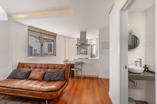 a living room with a couch and a sink at Ínsula Home in Tamaraceite
