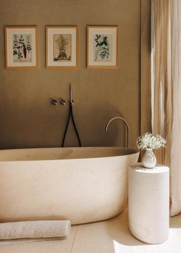 a bathroom with a large tub in a room at Pa.te.os in Melides
