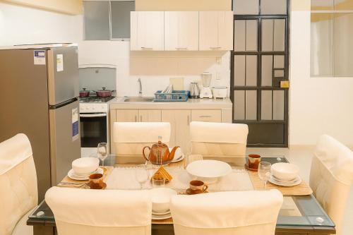 eine Küche mit einem Esstisch mit Stühlen und einem Kühlschrank in der Unterkunft Sweet House in Huaraz