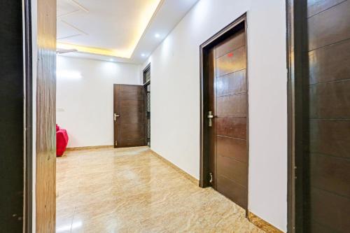 a hallway with two doors and a hallwayngth at Hotel O Yash stay in New Delhi