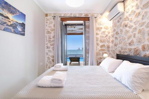 Ένα ή περισσότερα κρεβάτια σε δωμάτιο στο Goudis Suite Iro