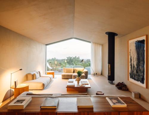a living room with a couch and a table at Pa.te.os in Melides