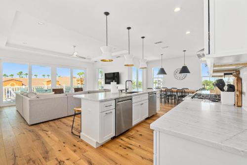 セント・オーガスティーン・ビーチにあるEndless Summer Oasis- Luxury 5br, heated pool, elevator, steps to ocean!の白い壁と床のキッチン&リビングルーム