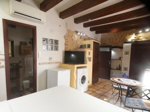 Una cocina con lavadora y secadora en una habitación. en No3 CasaTosca Javea -Apart muy acogedor en el centro del Casco Antiguo, en Jávea