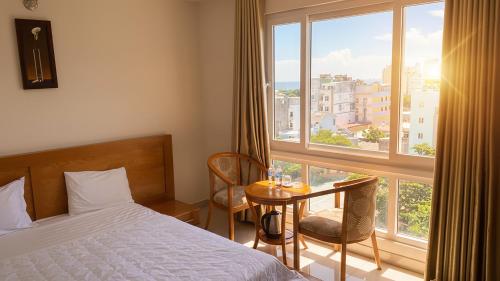 Postel nebo postele na pokoji v ubytování Jolilian Hotel Bãi Sau