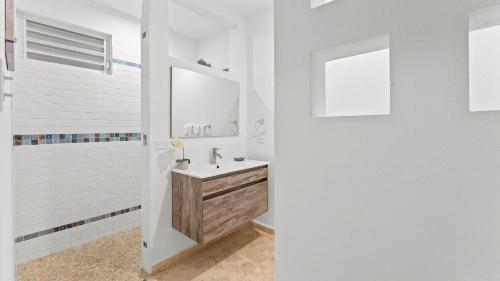 Ένα μπάνιο στο Casita 4 at Ceiba Tree Inn. Tranquility with Garden Views and Pergola with Ocean Overlook