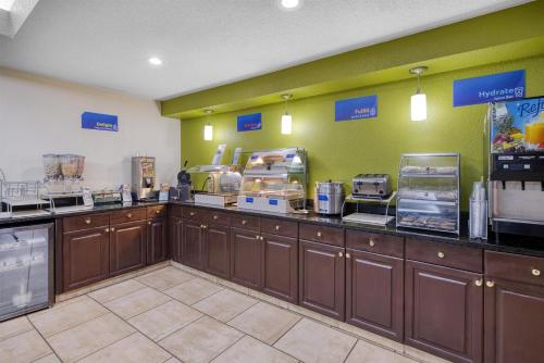 een fastfoodrestaurant met een bar met eten bij Best Western Lake Cumberland Inn in Monticello