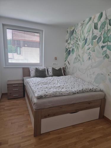 - une chambre dotée d'un lit avec un motif floral sur le mur dans l'établissement Ta World apartments, 