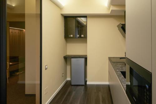 Kuchyň nebo kuchyňský kout v ubytování Luxury Airport Studio with Balcony Cozy & Modern