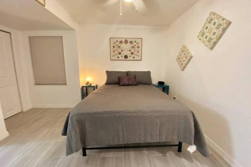 ein Schlafzimmer mit einem großen Bett in einem Zimmer in der Unterkunft Lilac Loft- Lake, Pool, Pickle Ball, Disney, Fun! in Castle Hill