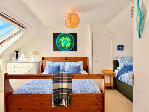 LionelにあるMuirneag @ The Deccaの二段ベッド2台と窓のある寝室