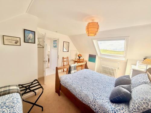 LionelにあるMuirneag @ The Deccaのベッド2台と窓のある寝室