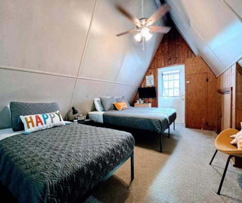 Un dormitorio con dos camas y un ventilador de techo. en Pumba's Place - Fun, Lake, Pool- No Cleaning Fees!, en Castle Hill