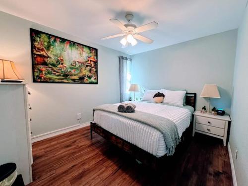 ein Schlafzimmer mit einem Bett und einem Deckenventilator in der Unterkunft Stay The Enchanted Escape ! in Castle Hill