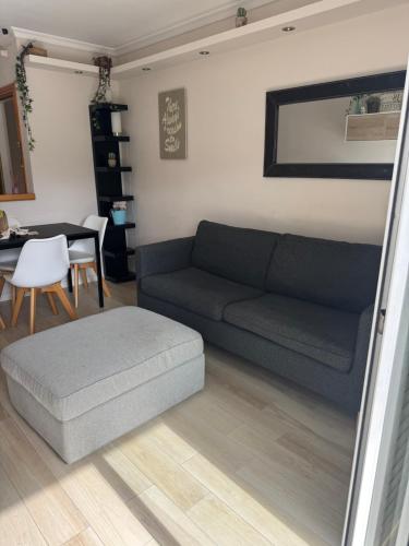 Ocean View Sunny Beach Apartment Castelldefelsにあるシーティングエリア