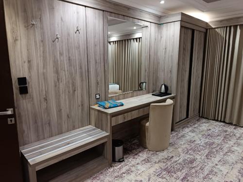 un bagno con lavandino e specchio di امواج الحمراء للشقق المخدومة2 a Gedda