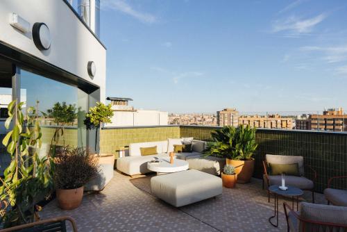 Un balcón con muebles y plantas en un edificio. en Atipico Madrid, en Madrid
