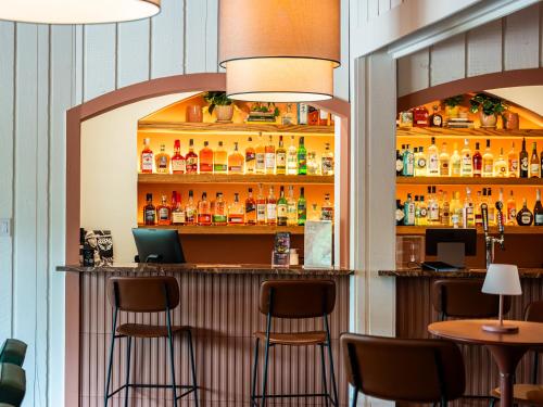 eine Bar in einem Restaurant mit Stühlen in der Unterkunft Hacienda del Rio in New Braunfels