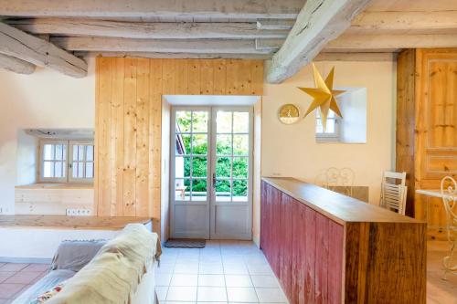 LarressoreにあるGite Xotilaeniaの木製の壁と壁に星が飾られたリビングルーム