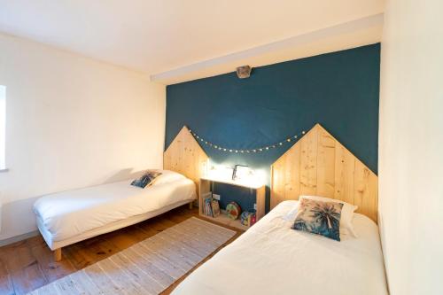 LarressoreにあるGite Xotilaeniaのベッドが2つあり、青い壁の寝室