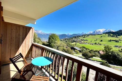 een balkon met een stoel en uitzicht op een berg bij Bright apartment with Mont Blanc view in Combloux