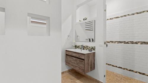 Ένα μπάνιο στο Casita 1 at Ceiba Tree Inn. Tranquility with Garden Views and Pergola with Ocean Overlook