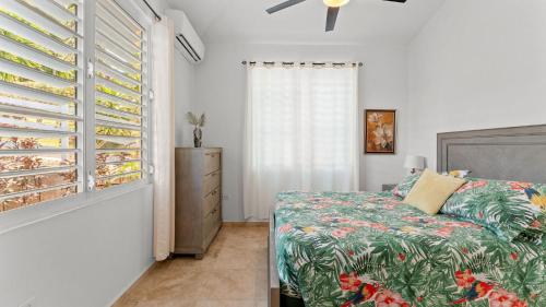 Ένα ή περισσότερα κρεβάτια σε δωμάτιο στο Casita 1 at Ceiba Tree Inn. Tranquility with Garden Views and Pergola with Ocean Overlook