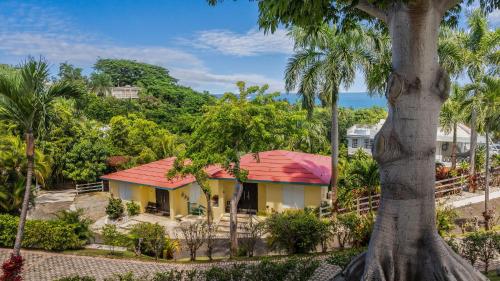 Casita 1 at Ceiba Tree Inn. Tranquility with Garden Views and Pergola with Ocean Overlook