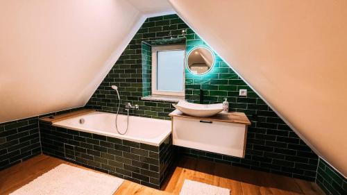ein Badezimmer mit Waschbecken und Badewanne in der Unterkunft Evergreen Cozy Apartment im Herzen von Durlach in Aue
