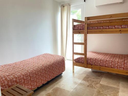 Postel nebo postele na pokoji v ubytování Vue mer incroyable, piscine, tennis et accès plage - 3 chambres