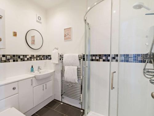 un baño con ducha y lavabo en 1 Bed in North Queensferry 96221, en Inverkeithing