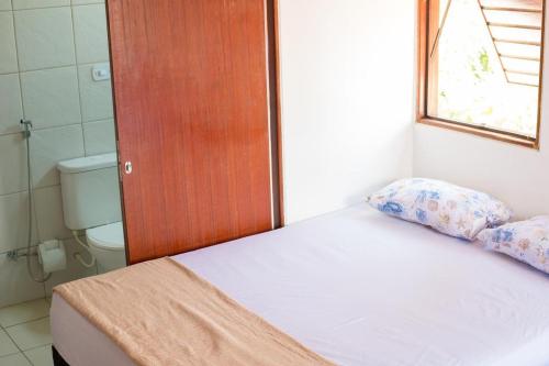 Postel nebo postele na pokoji v ubytování Casasveraneio casa top com 3 suítes com ar condicionado a 100 m da Praia - Barra de São Miguel, 7 minutos do gunga e 3 da praia bonita e conchas ! Área gourmet particular com churrasqueira , chuveirão !condomínio com muito verde,piscina de 10m!