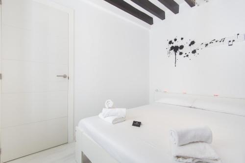 En eller flere senge i et værelse på Black&White Apartment, minimum stay 30 nights, by PriorityVillas