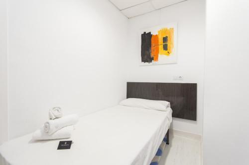 En eller flere senge i et værelse på Black&White Apartment, minimum stay 30 nights, by PriorityVillas