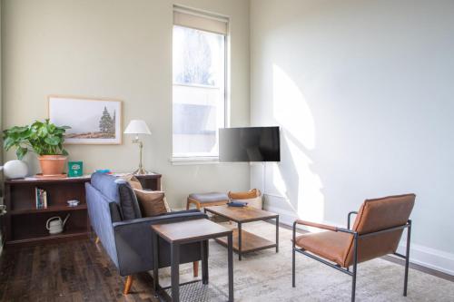un soggiorno con un divano e due poltrone di Downtown Luxury 1BR Loft a Milwaukee