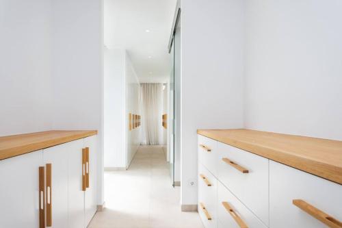 eine Küche mit weißen Schränken und einem Flur in der Unterkunft Villa Palm Abama Golf in Playa de San Juan