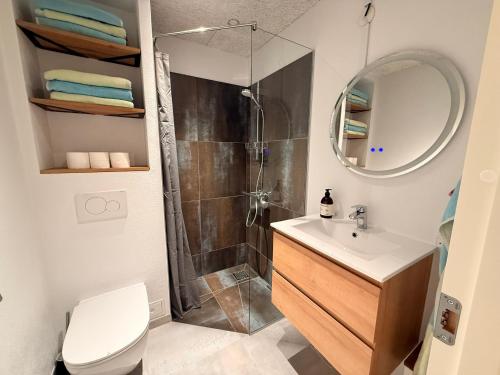 Ένα μπάνιο στο Cozy, totally renovated apartment, sleeps 6