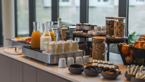 Un buffet de comida y bebidas en un mostrador. en La Villa des Vignes, en Saint-Émilion